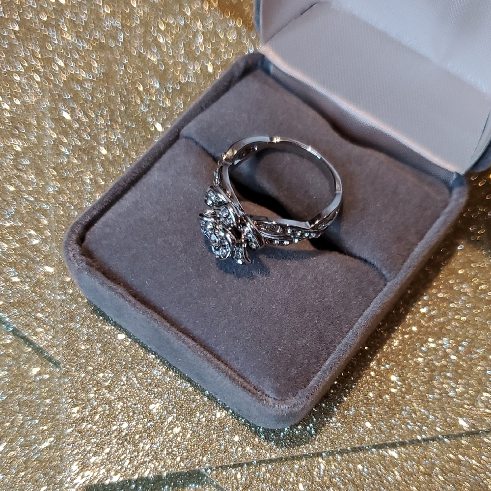Elegant Silver Floral Ring - Picture 5 of 6